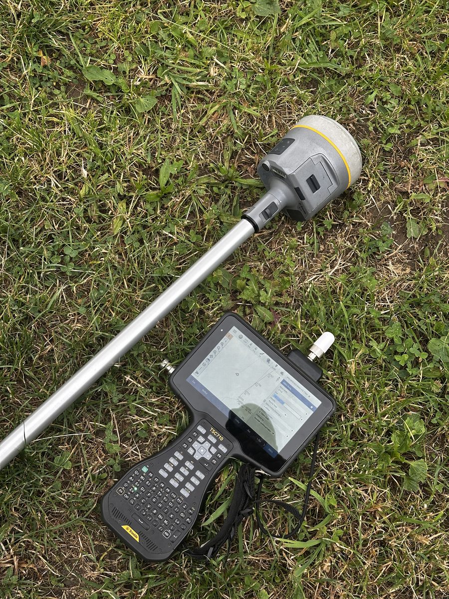 Rozšířili jsme vybavení o druhý přijímač Trimble R12i a kontroler Trimble TSC710